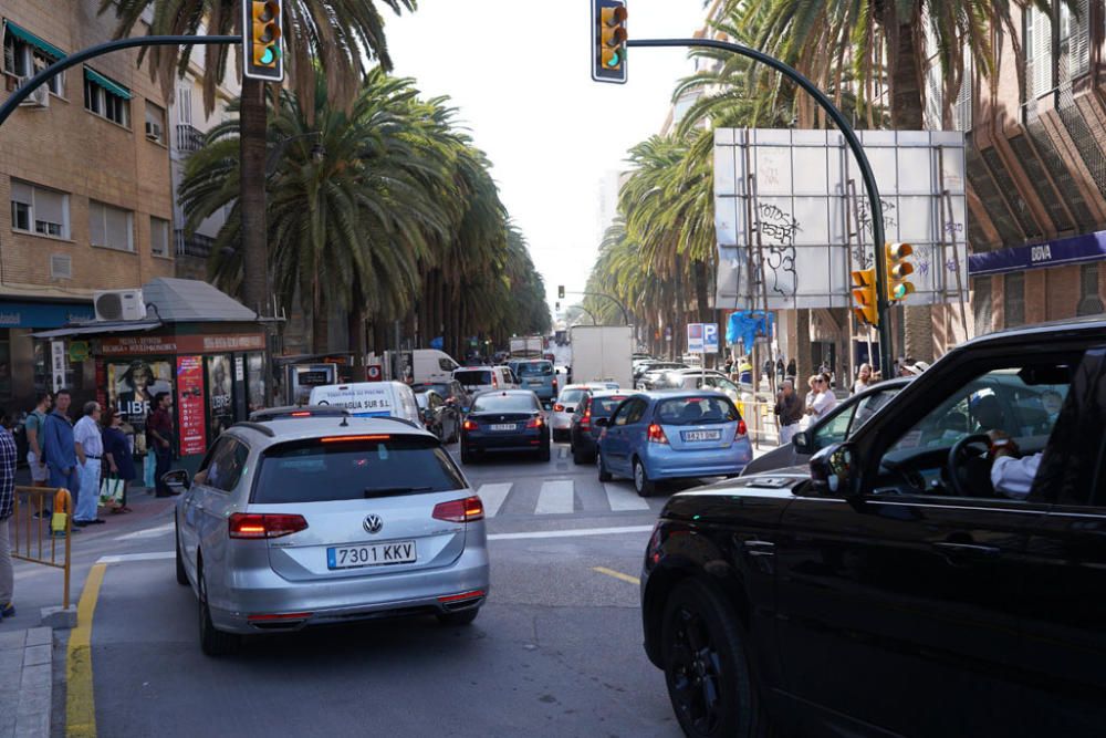 El avance de las obras del metro de Málaga en los tramos entre El Perchel y Atarazanas ha permitado que este lunes la avenida de Andalucía recupere los dos sentidos y que la Alameda de Colón cambie la circulación, permitiéndose únicamente en dirección sur, hacia la avenida Manuel Agustín Heredia, como estaba en 2015.