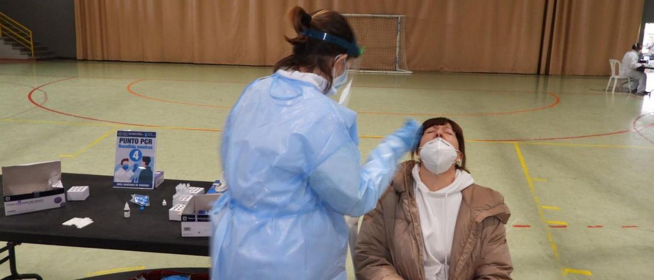 Una enfermera toma una muestra durante un cribado