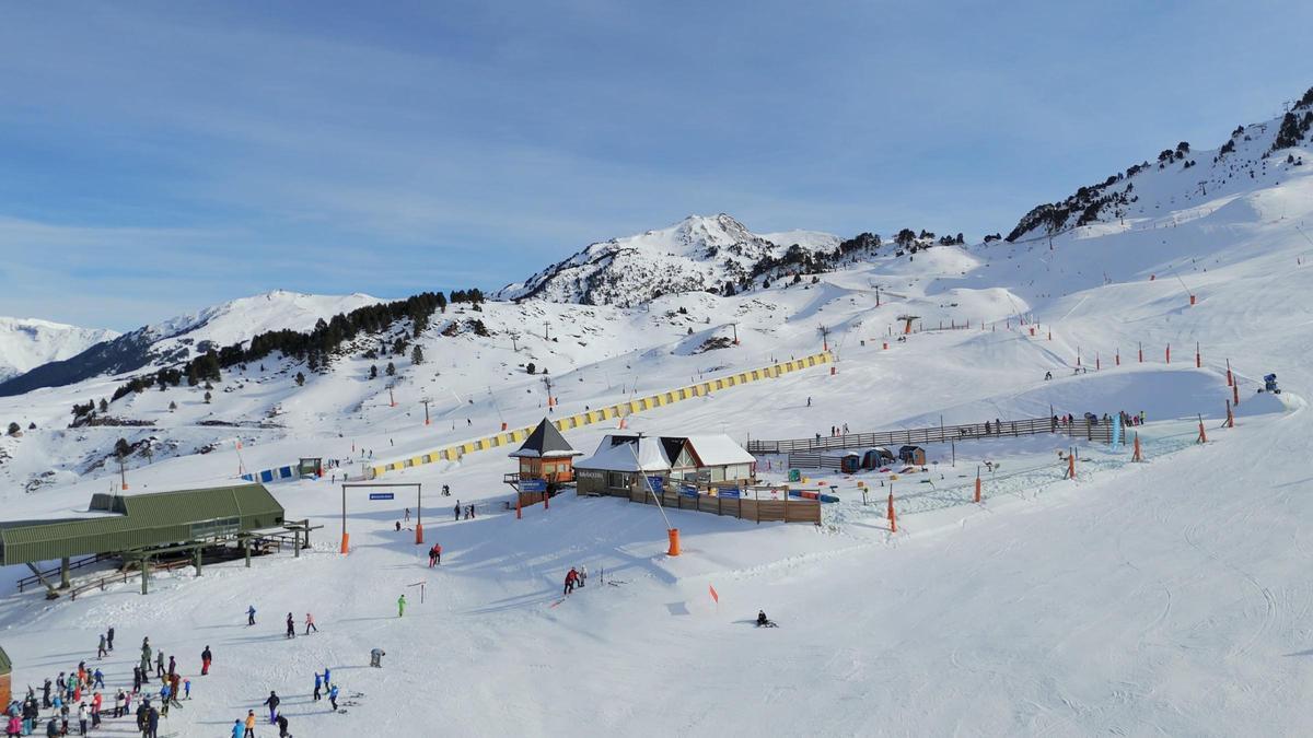 La nieve y los esquiadores cubren las escaleras de la estación de Baqueira-Beret.