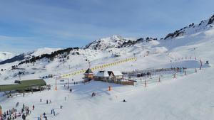 La nieve y los esquiadores cubren las laderas de la estación de Baqueira-Beret