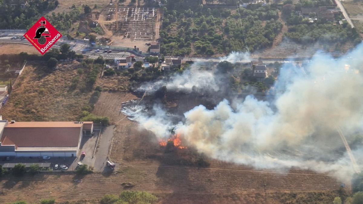 Imagen aérea del incendio declarado junto al Camí de la Bota y el Camí de Gandia en Dénia