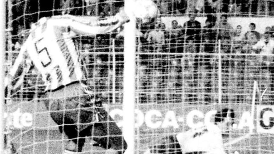 Narciso, en el fondo, cabecea a gol ante Ablanedo I, en 1988.
