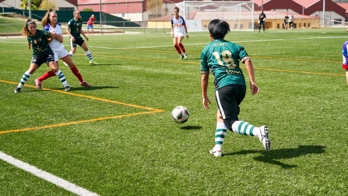 Akari (Cacereño Femenino) busca una compañera a la que pasar el balón ante el Eibar.