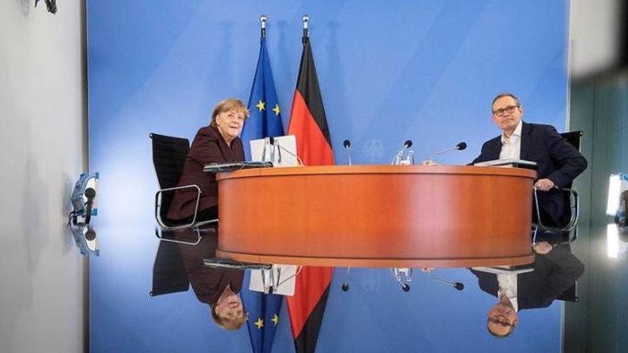 Bundeskanzlerin Angela Merkel und Berlins Regierender Bürgermeister Michael Müller auf einem Pressbild der Bundesregierung.