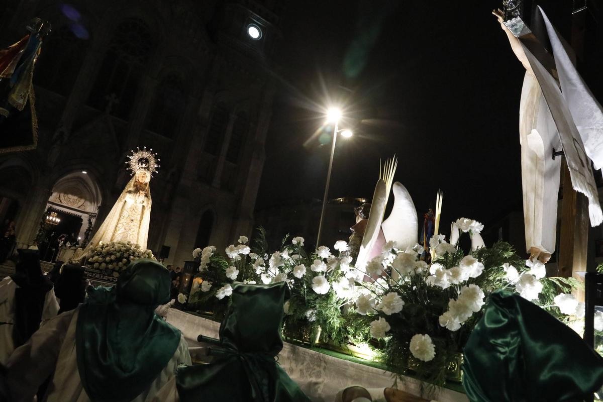 EN IMÁGENES: La procesión de la Resurrección en Avilés