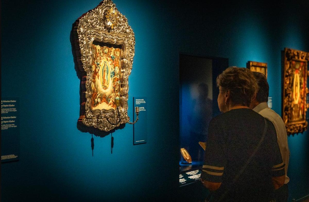 Visitantes en la exposición del Prado 'Tan lejos, tan cerca. Guadalupe de México en España'.