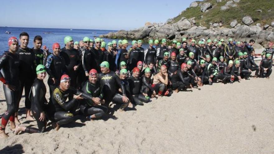 Dos horas para completar la travesía a nado entre Udra y Pescadoira