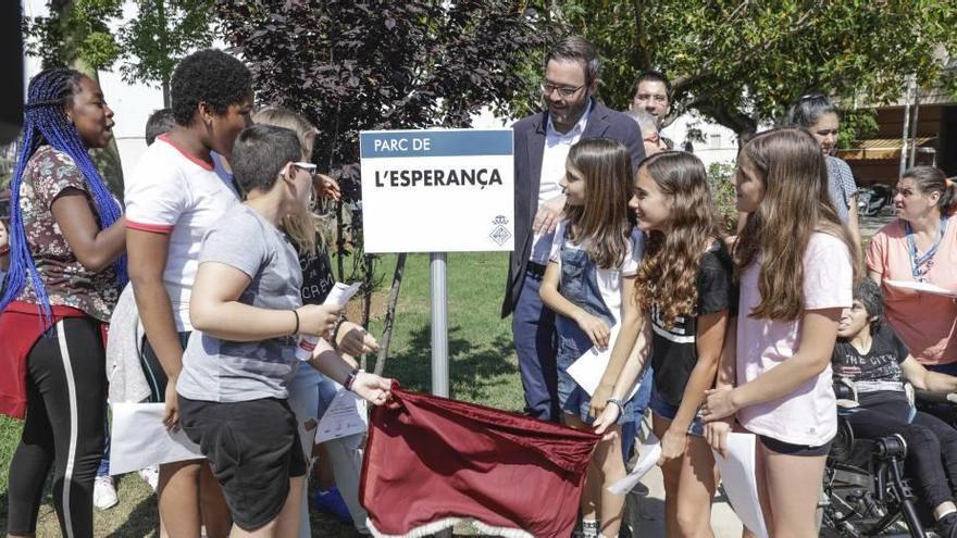 Algunos niños y el alcalde descubrieron la placa.