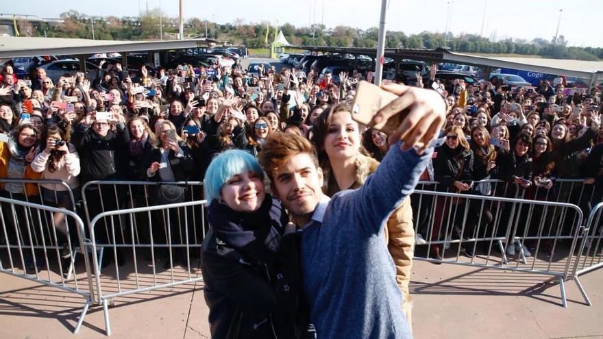 Más de trescientos fans de &#039;OT&#039; reciben a Roi, Marina y Thalia en el Carrefour Zahira