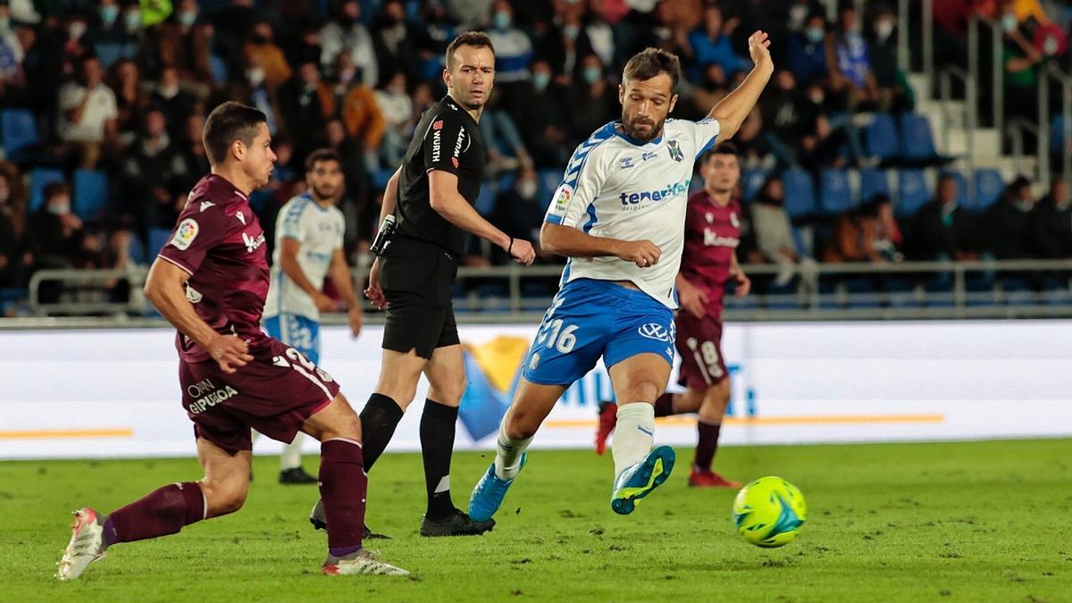 Aitor Sanz, durante un partido de esta temporada del Tenerife.