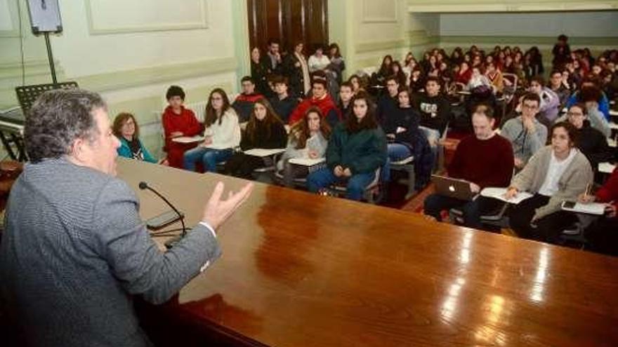 Lores durante su conferencia ante los alumnos y docentes. // R.V.