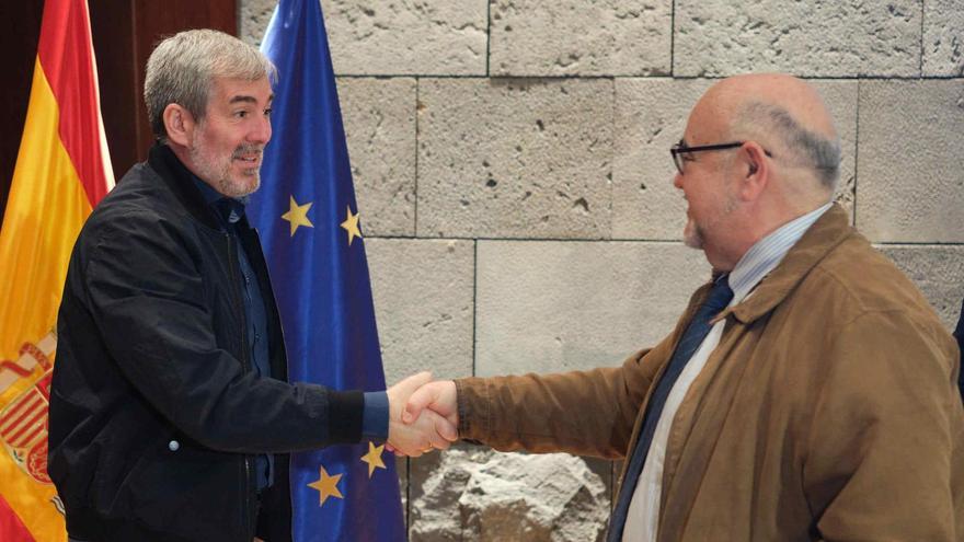 Fernando Clavijo, presidente de Canarias, junto a Esteban Beltrán, presidente de Amnistía Internacional