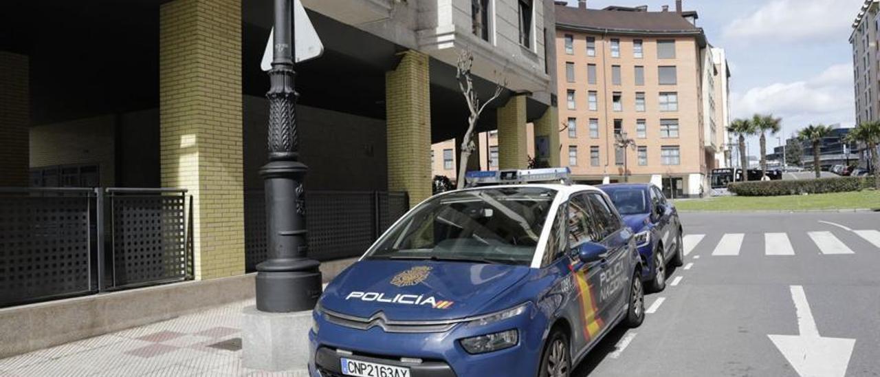 Un coche de la Policía Nacional, aparcado ayer junto al portal de la víctima. | Fernando Rodríguez