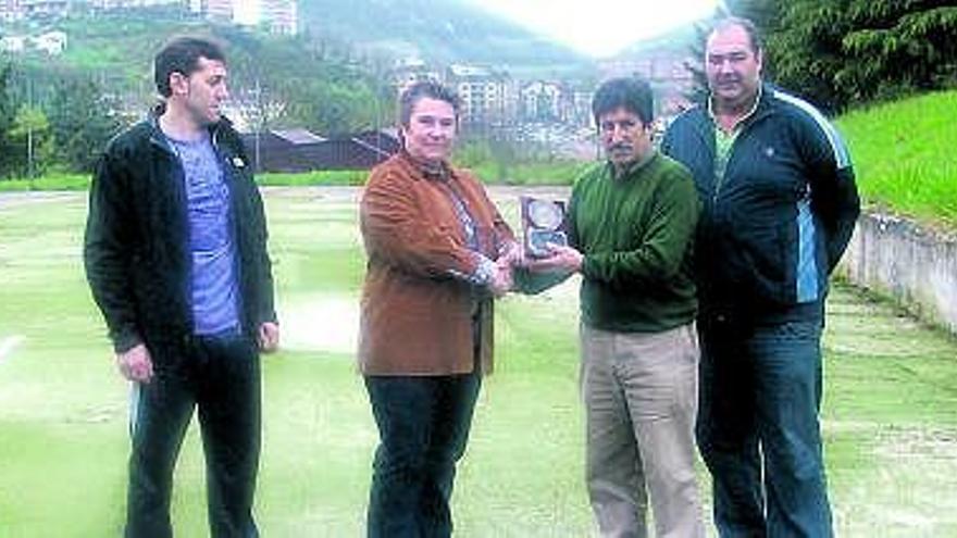 La directora del Instituto y miembros de la Asociación de Bolo Vaqueiro, en la inauguración de la bolera.