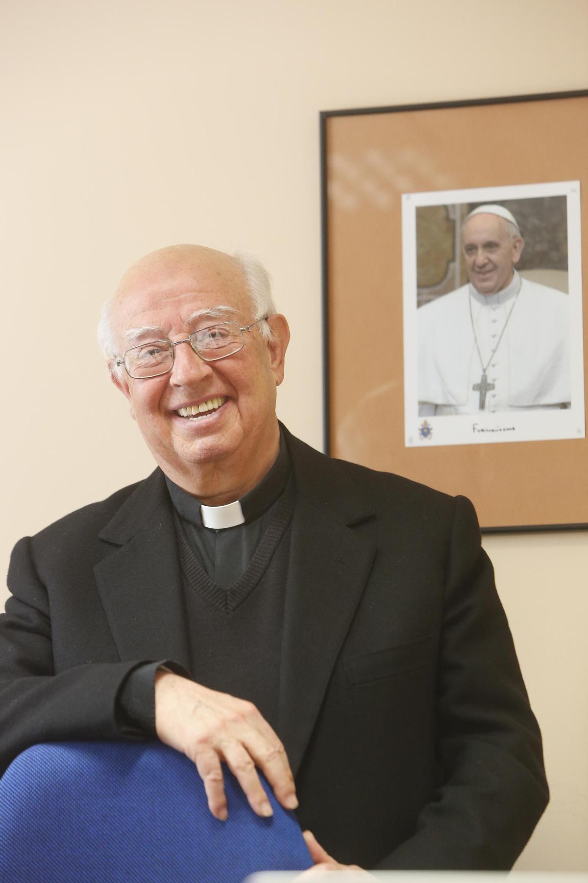 El vicario episcopal personal de arzobispo de Valencia para los sacerdotes valencianos en Roma, Vicente Cárcel Ortí, junto a una foto del papa Francisco en el Pontificio Colegio Español de San José en Roma.