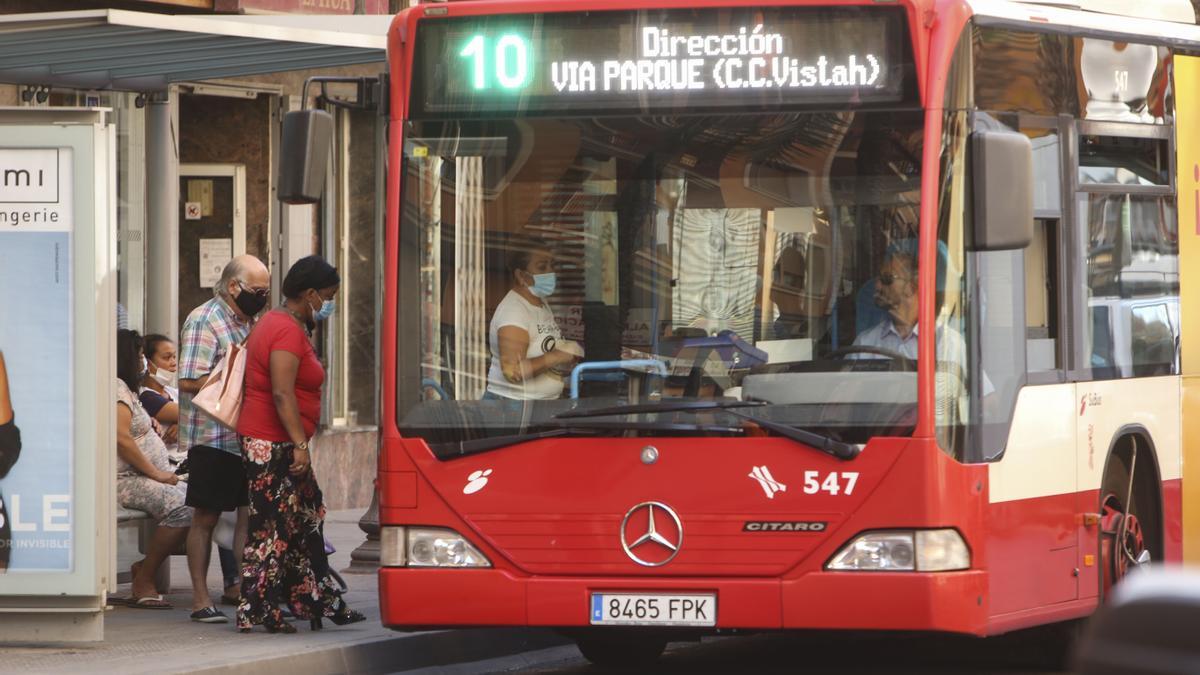 Personas esperando el autobús en el centro de Alicante