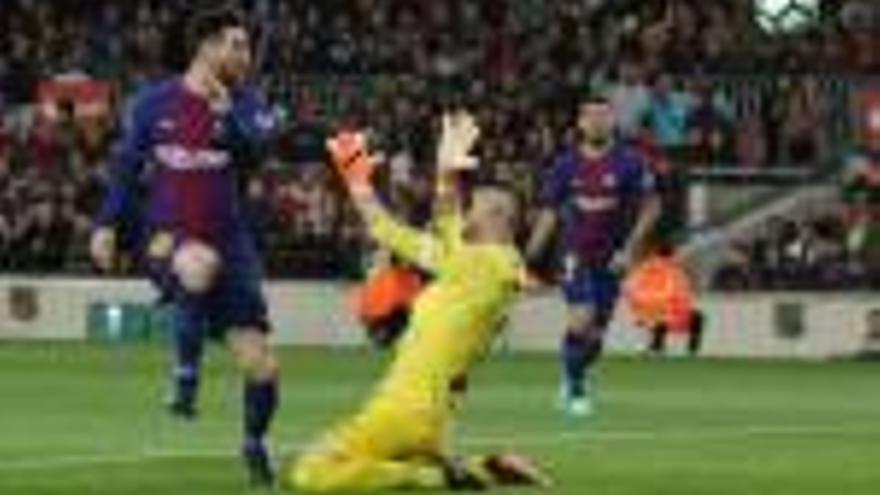 Leo Messi bat el porter del Leganés Cuéllar amb aquest remat; era el seu tercer gol de la nit al Camp Nou.