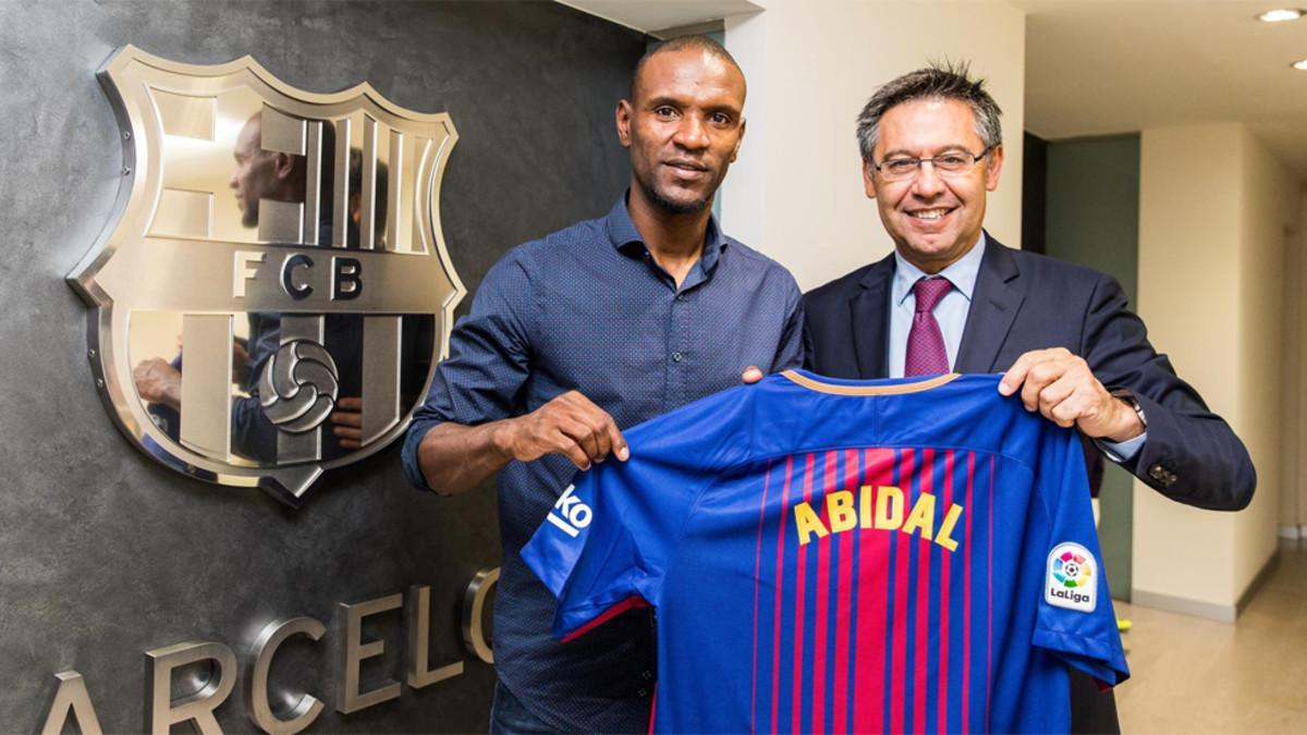 Eric Abidal y Josep Maria Bartomeu en su presentación como embajador del FC Barcelona e integrante de los Barça Legends