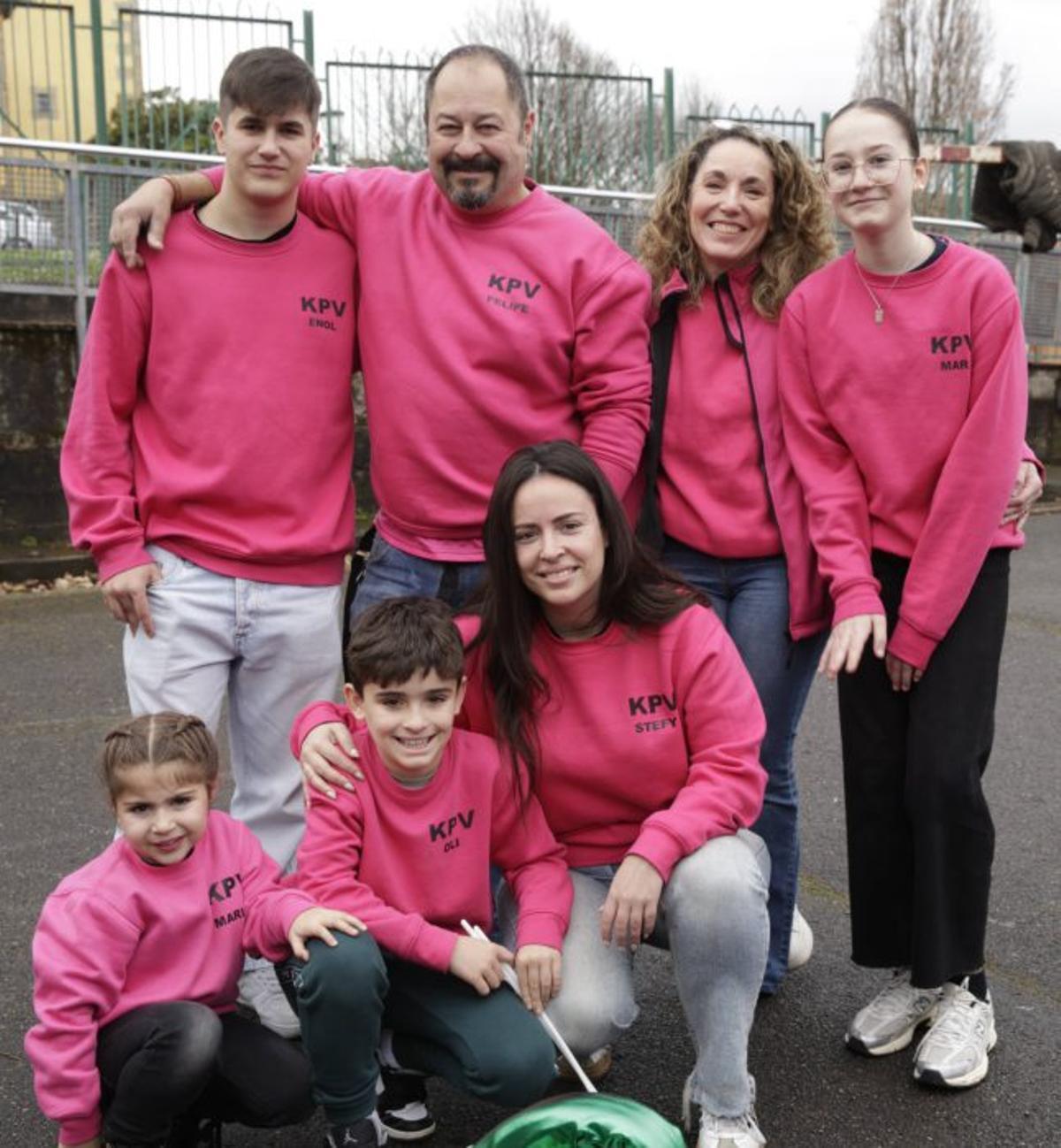 Por la izquierda, de pie, Enol Martínez, Felipe Martínez, Eva Cagide y Mar Campomanes; agachados, los pequeños María y Oli, junto a Stefania Barros. | JUAN PLAZA