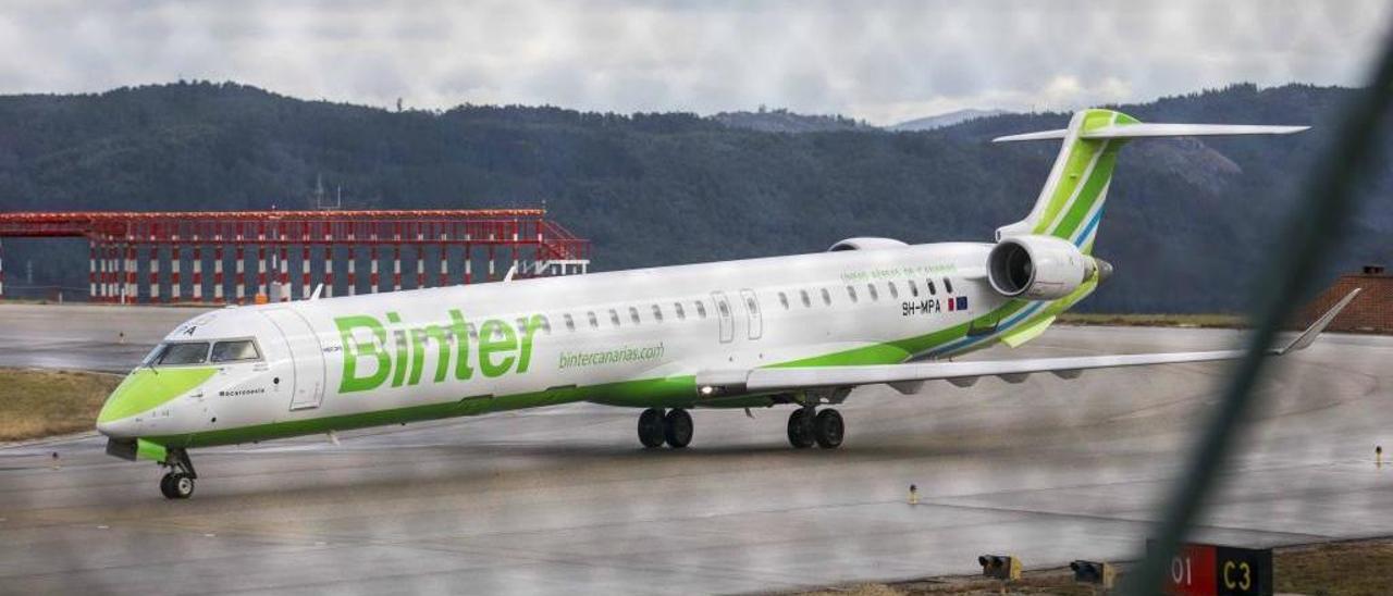 Un avión de Binter en el aeropuerto de Vigo. // Cristina Graña