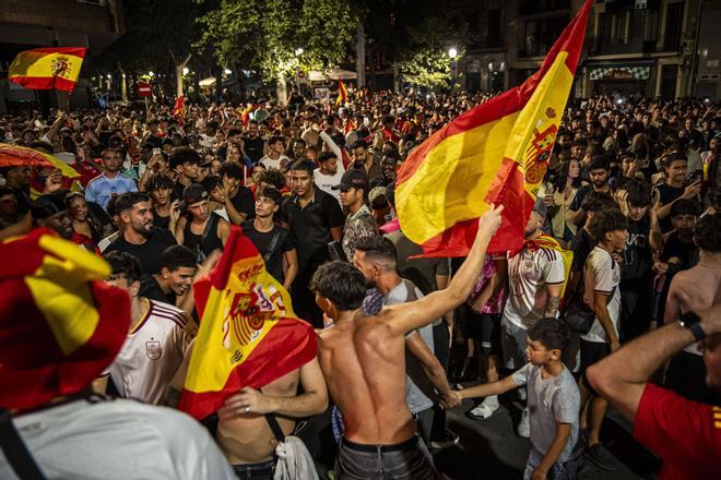 Les millors imatges de la celebració a Manresa del triomf de la Roja al Mundial