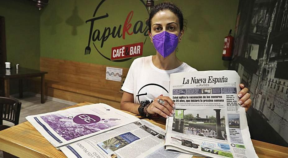 Rebeca Viqueira con el periódico. | R. S. 