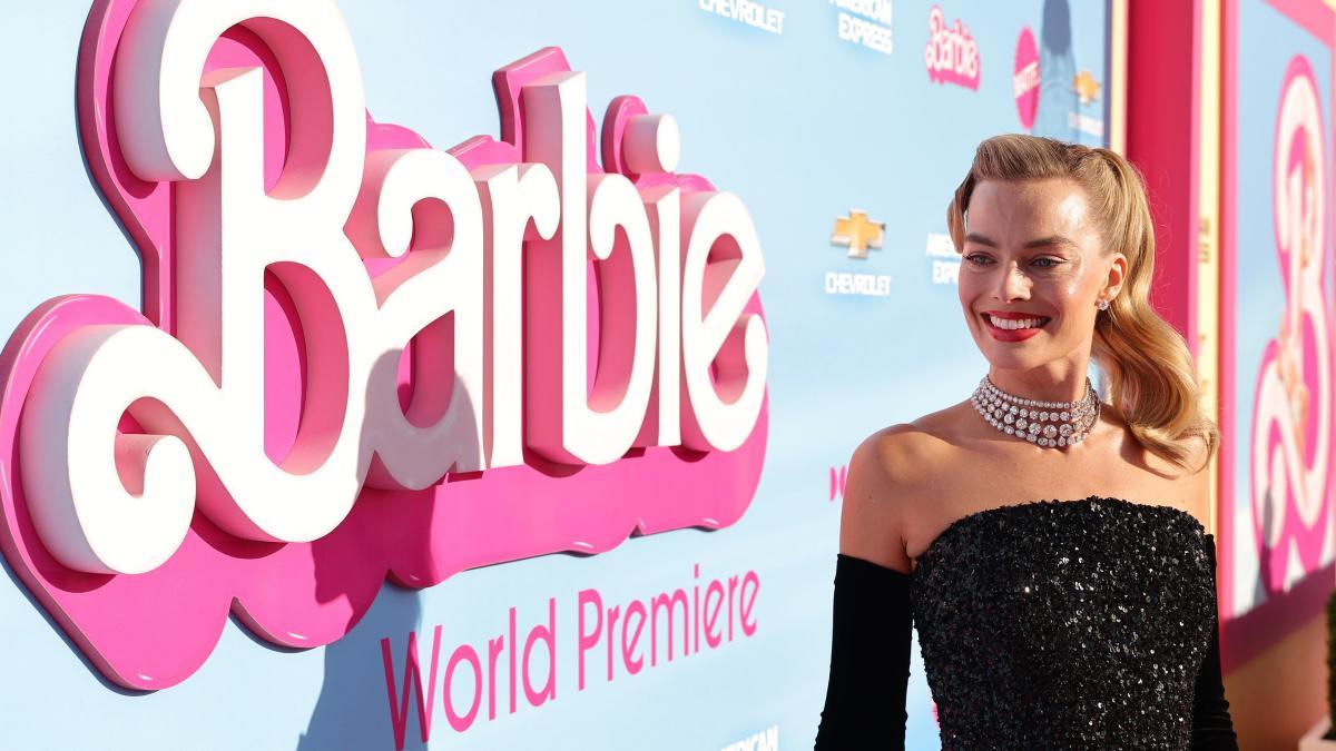 Margot Robbie se convierte literal en Barbie (lleva el vestido más icónico)