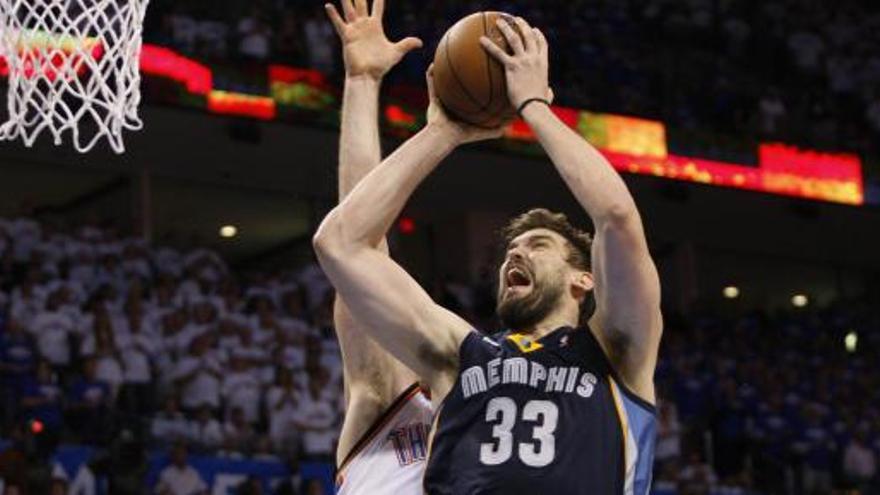 Marc Gasol trata de anotar una canasta.