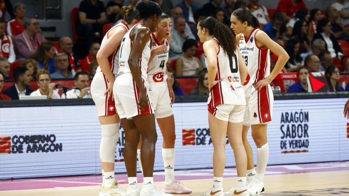 Mariona Ortiz se dirige a sus compañeras durante el último partido en casa.