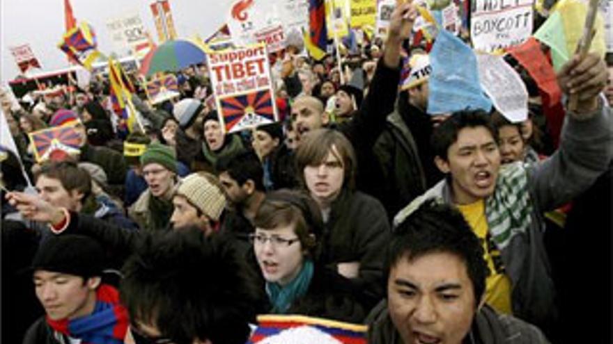 El Gobierno francés prevé manifestaciones al paso de la llama olímpica por París