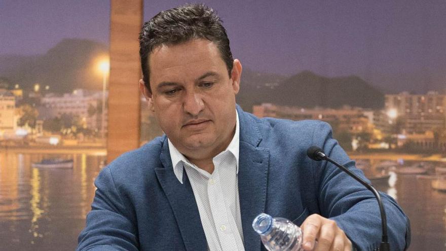 El Ayuntamiento de Arona despide al exalcalde Mena, que demanda y pierde