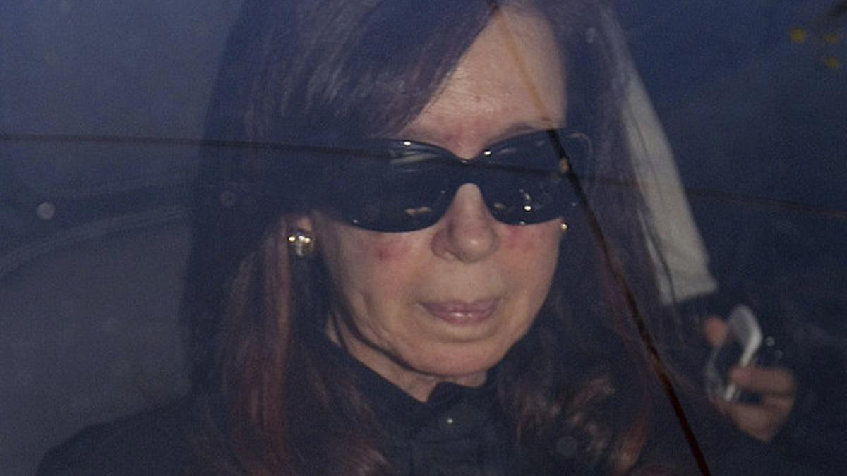 Cristina Fernández llega al hospital para operarse de una lesión vascular en el cerebro.