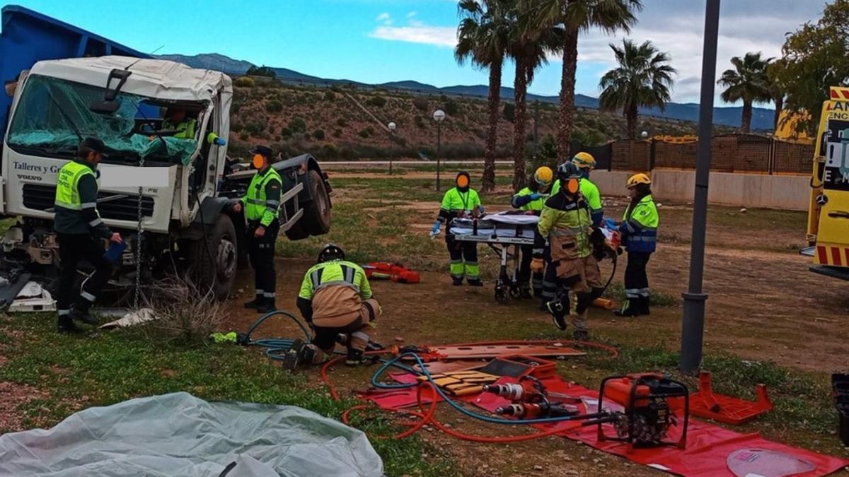 Bomberos, sanitarios y agentes trabajan en el lugar del siniestro en Totana.