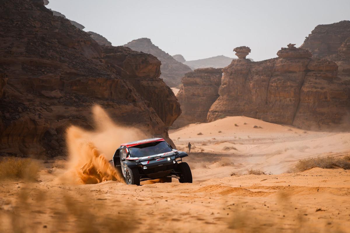 AL-ULA (ARABIA SAUDÍ), 06/01/2026.- La española Cristina Gutiérrez y el español Pablo Moreno compiten en la etapa 3 del Dakar 2026 este martes, en Al-Ula (Arabia Saudí). EFE/ A.s.o./f.le Floc'h/dppi SOLO USO EDITORIAL SOLO DISPONIBLE PARA ILUSTRAR LA NOTICIA QUE ACOMPAÑA (CRÉDITO OBLIGATORIO)