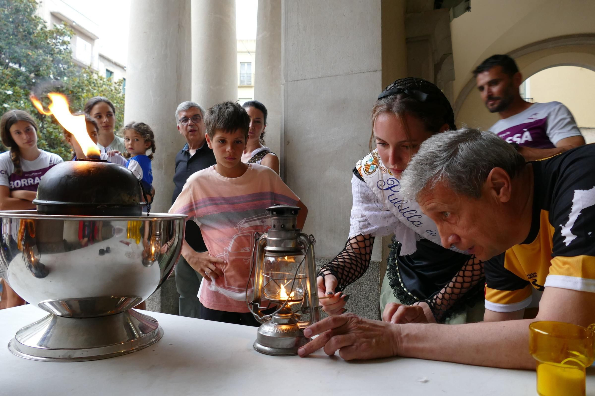 Figueres rep la Flama del Canigó i reparteix la llum de la catalanitat per tota la comarca