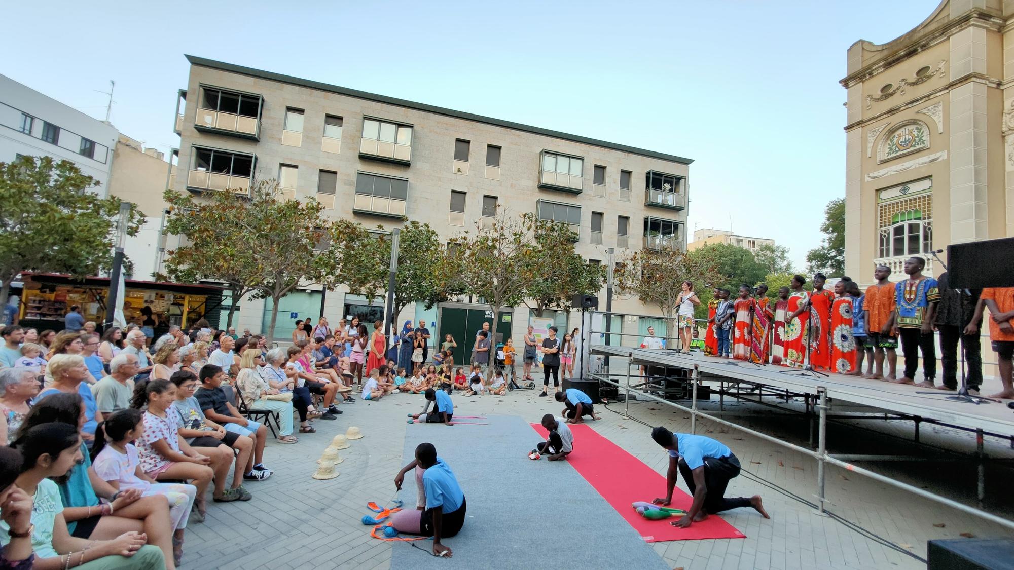 Actuació musical i circense de Nzuri Daima a Figueres