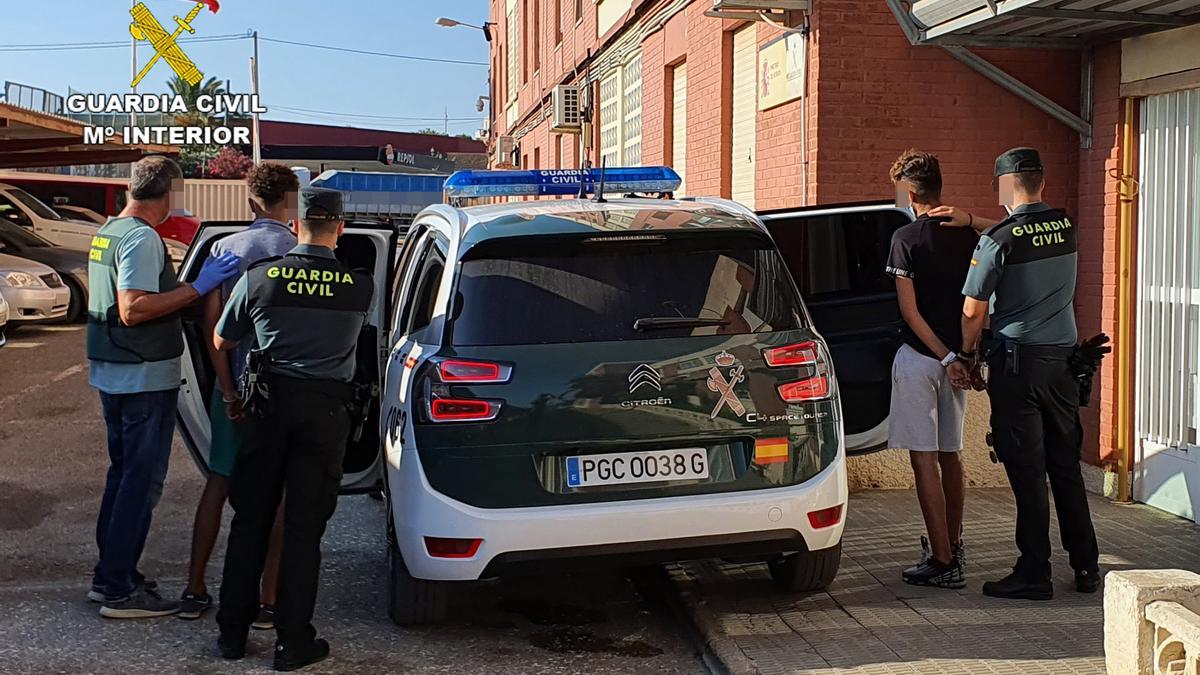 Un momento del arresto, en una foto facilitada por la Guardia Civil.