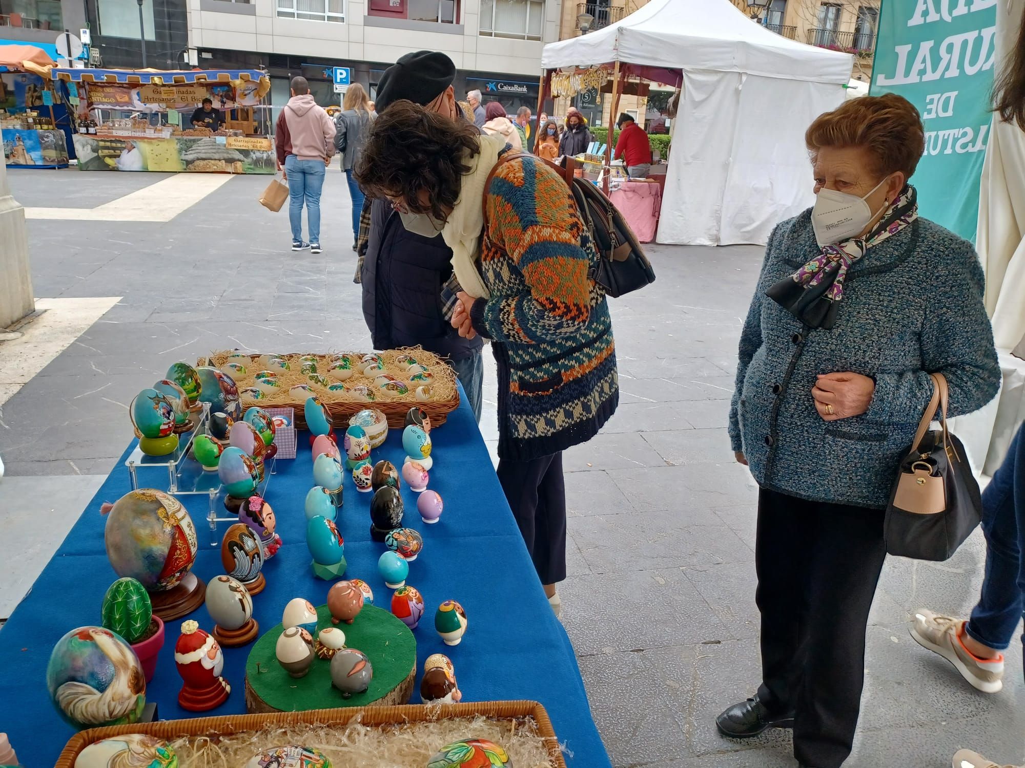 Güevos pintos "de museo": así son las elaboradas obras del mercado de Pola de Siero de este año