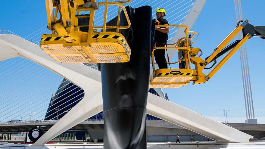 Trabajos de instalación de las esculturas.