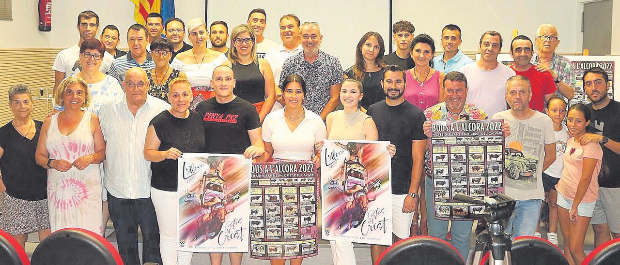 Foto de grupo con la presencia del autor que ha ganado el concurso del cartel de las fiestas alcorinas, Daniel Padilla.