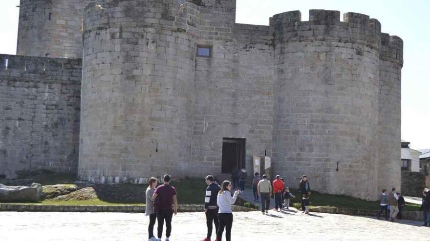 Un grupo de turistas ante el Castillo de Puebla.