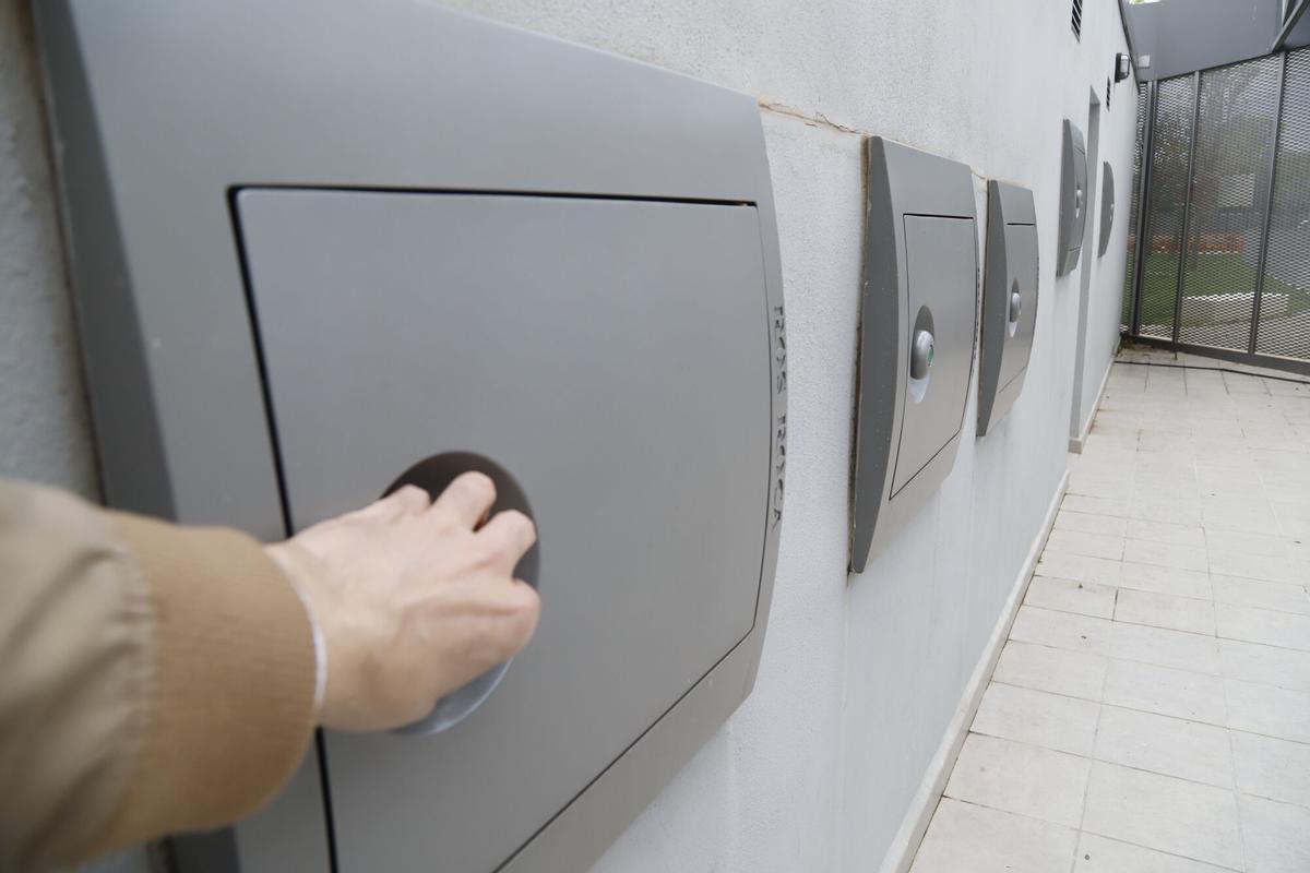 Contenedores para la recogida neumática instalados en un residencial de Córdoba.