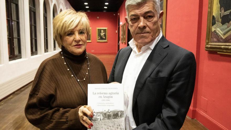 Marisa Lázaro y Javier Lafuente con el libro. A la derecha, numerosas autoridades asistieron a la presentación. | JAIME GALINDO/ SERVICIO ESPECIAL