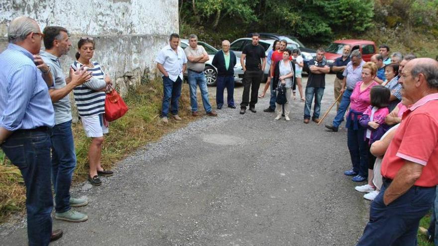 Los vecinos, reunidos con los diputados del PP Matías Rodríguez y Carmen Pérez García de la Mata.