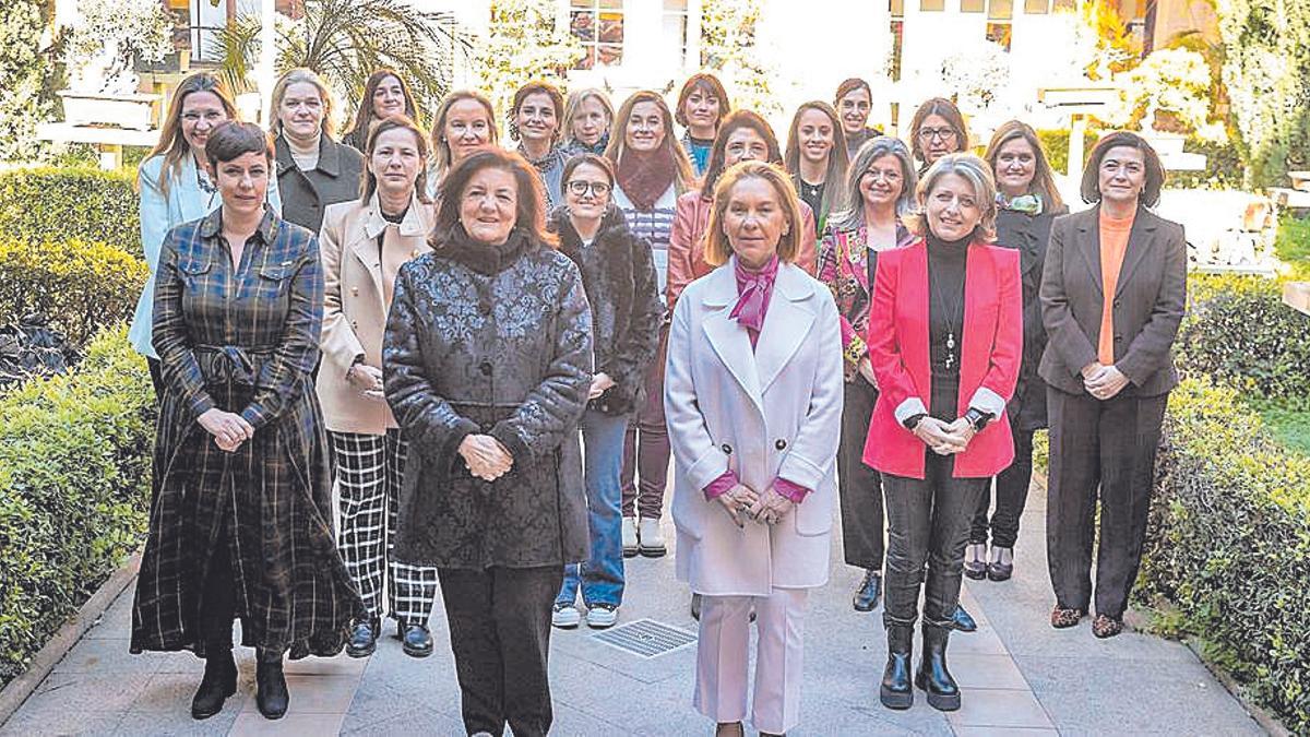 Rectora, vicerrectoras, decanas y vicedecanas con la presidenta de la UCAM.