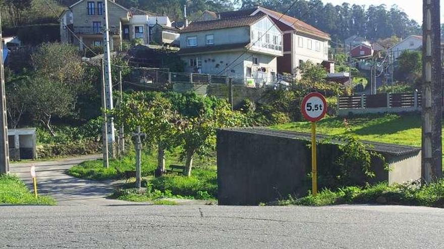 El cruce del vial interior entre Meiro y A Portela. // Fdv