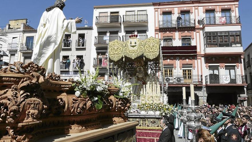 Un sol radiante acompaña a la procesión del Encuentro