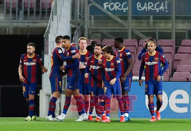 Los jugadores del FC Barcelona celebran la victoria en el partido de LaLiga entre el FC Barcelona y el Valladolid disputado en el Camp Nou.