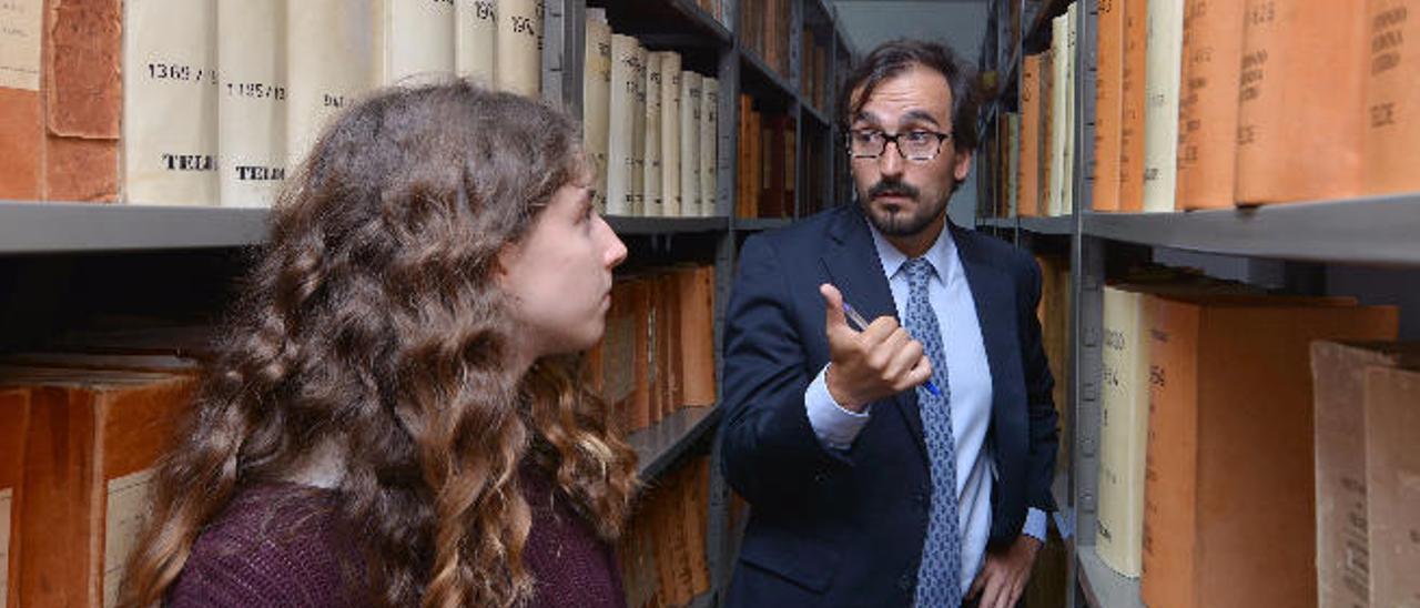 Paola Serrano escucha con atención las explicaciones de Alberto Blanco en el archivo de la notaría, ayer.