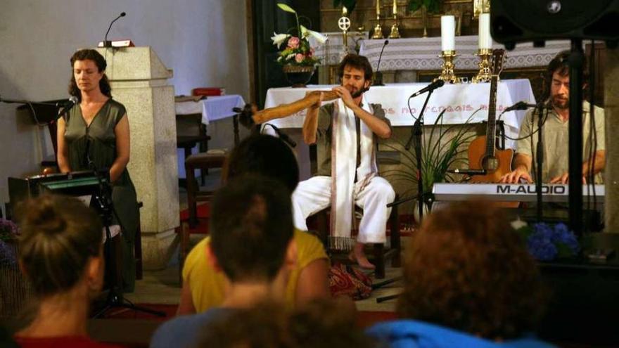 Ravi Ramoneda, Tara Walsch e Joan Miró, durante el concierto en la iglesia de A Saleta. // Bernabé/Luismy